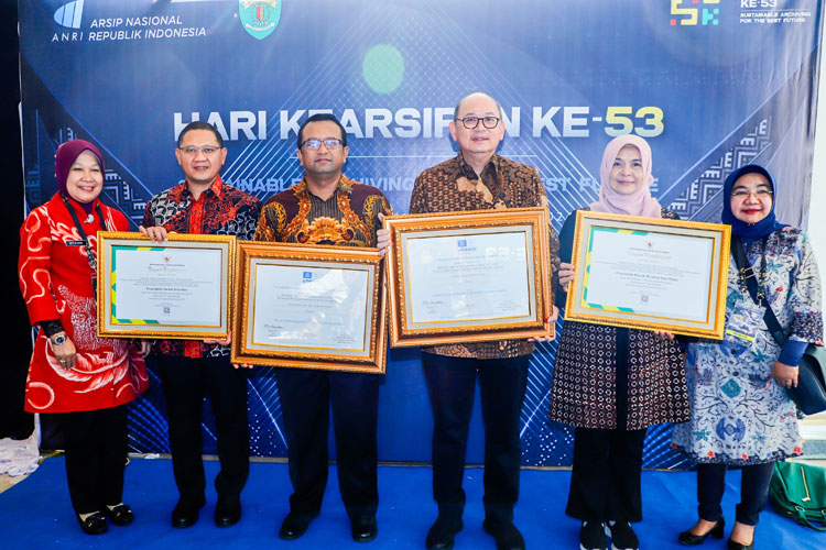 Pj Sekdaprov Jatim Bobby Soemiarsono mewakili Pj Gubernur Adhy menerima penghargaan dalam Puncak Peringatan Hari Kearsipan ke-53 Tahun 2024, Rabu (29/5/2024). (Foto: Dok.Humas Pemprov Jatim)