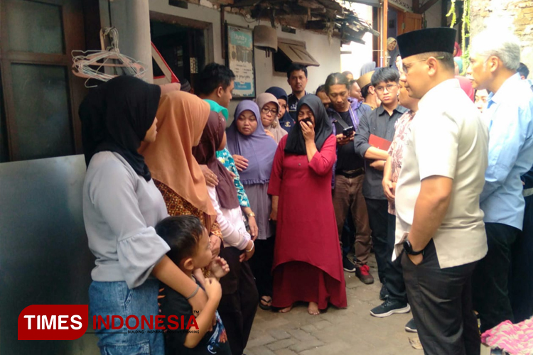 Pj Wali Kota Batu, Aries Agung Paewai saat mengucapkan bela sungkawa ke rumah duka. (Muhammad Dhani Rahman/TIMES Indonesia)