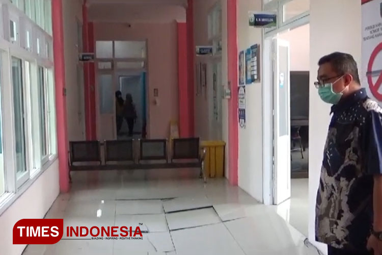 Kondisi Lantai Puskesmas Mojoagung Jombang yang Ambles Padahal Anggaran Pembangunannya Capai Rp 5,4 Miliar. (FOTO: Rohmadi/TIMES Indonesia)