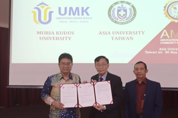 Rektor UMK, Prof. Darsono (kiri) bersama Dean Office of International Affairs, Asia University, Prof. Yinghuei Chen (tengah)