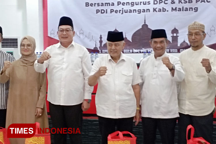 Petahana Bupati Malang, Sanusi (tengah), dalam kesempatan acara bersama pengurus DPC PDI Perjuangan, belum lama ini. (Foto Amin/TIMES Indonesia)