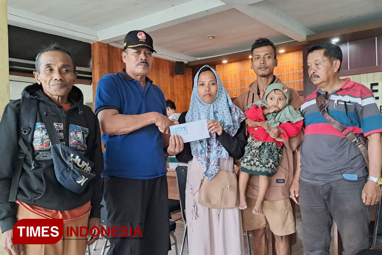 Komaidah, warga Dusun Krajan, Desa Pakel, Kecamatan Licin, Banyuwangi, saat mewakili sang ibu, Suyati, untuk menerima program tali asih PT Bumisari. (FOTO: Syamsul Arifin/TIMES Indonesia)