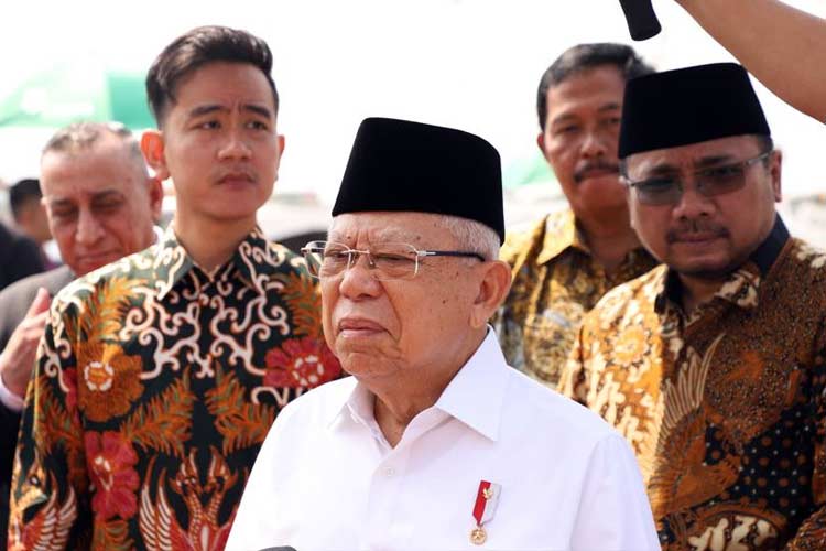 Wapres RI Ma'ruf Amin saat meninjau layanan Fast Track di Solo. (Foto: MCH 2024 Kemenag RI) 