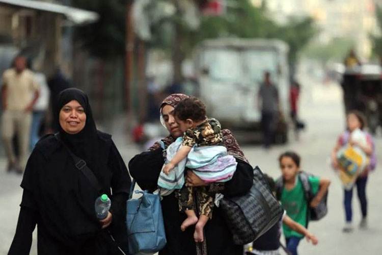 Warga Palestina mengungsi dari rumah mereka di Kota Rafah, Jalur Gaza selatan, pada 28 Mei 2024. (ANTARA/Xinhua/Khaled Omar)