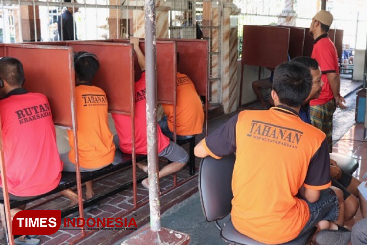 Warga binaan Rutan Kraksaan memanfaatkan layanan Wartel khusus pemasyarakatan. (Foto: Humas for TIMES Indonesia)