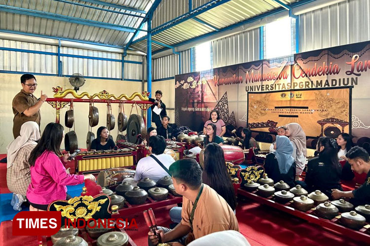 Mahasiswa Filipina belajar gamelan di UNIPMA Madiun. (Foto: humas UNIPMA for TIMES Indonesia)