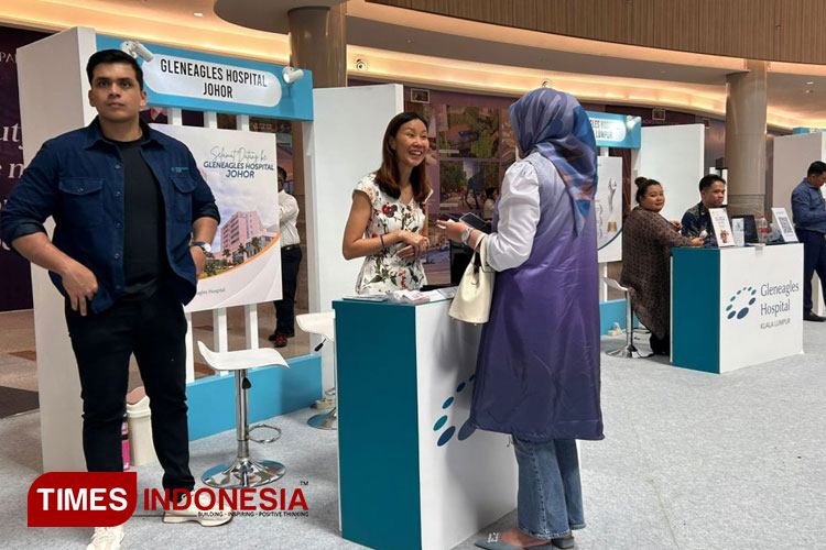 Antusiasme pengunjung saat melakukan konsultasi di booth rumah sakit dalam pameran MHexpo 2024 di Atrium Pakuwon Mall Surabaya, Kamis (30/5/2024).(Foto : Lely Yuana/TIMES Indonesia)