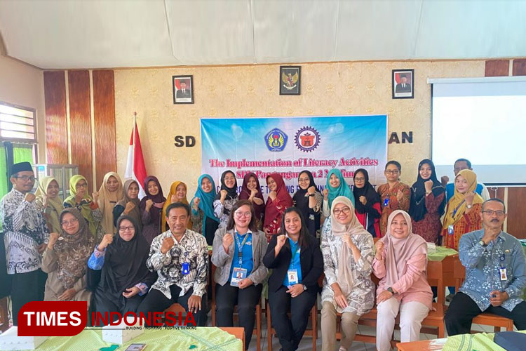 Foto bersama setelah kegiatan workhsop literasi di SDN Pangongangan 2 Kota Madiun. (Foto: Humas UNIPMA for TIMES Indonesia)