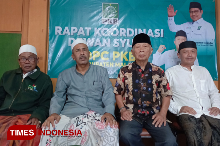 Sejumlah anggota Dewan Syuro PKB Kabupaten Malang usai melakukan rapat yang membahas sikap DPC PKB Kabupaten Malang terhadap bacabup Malang, H Kholiq, sesuai amanat Musykercab 2023, Sabtu (1/6/2024). (Foto Amin/TIMES Indonesia) 
