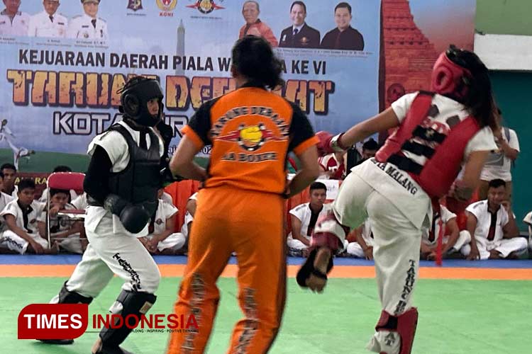 Atlet Tarung Derajat perempuan melakukan aksi pukulan saat pertandingan memperebutkan Piala Wali Kota Surabaya 2024 di Gelanggang Remaja Surabaya, Sabtu (1/6/2024). (Foto : Lely Yuana/TIMES Indonesia)