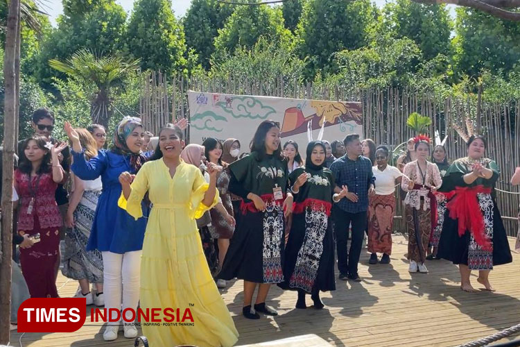 Atase Pendidikan KBRI Beijing Yudil Chatim SKM., M.Ed. bersama Mahasiswa Indonesia dan warga lokal mengikuti Tari Maumere di Nusantara 2024. (FOTO: Rasyhudi for TIMES Indonesia)