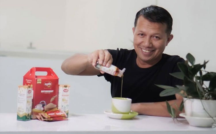 Seseorang memakai Gula Antioksidan Logilife (Foto: Tangkapan layar)
