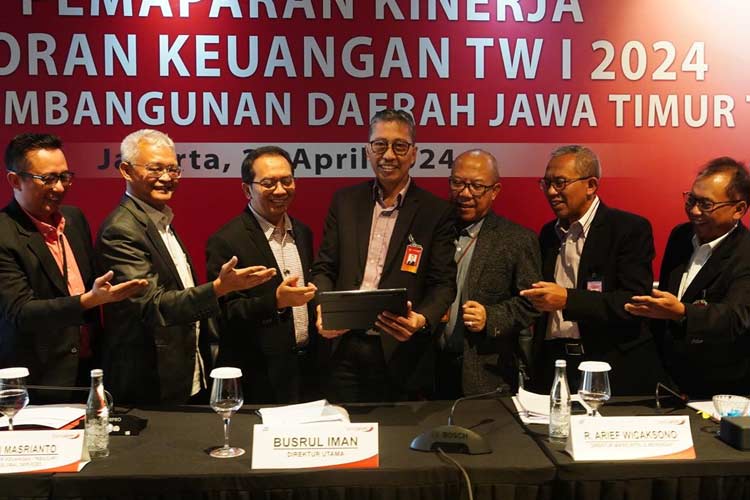 Optimistis Kinerja 2024 Positif, Direksi Bank Jatim Kompak Borong Saham
