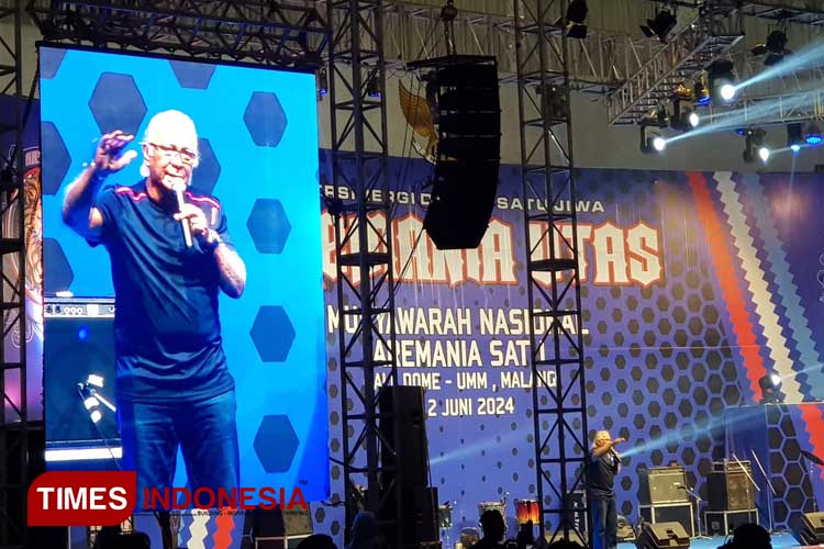 Salah satu pendiri Arema, Ovan Tobing saat memberikan sambutan pada acara Munas Aremania Utas, Sabtu (1/6/2024). (Foto: Achmad Fikyansyah/TIMES Indonesia)