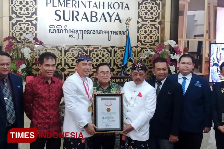 Pemotongan-tumpeng-untuk-HJKS-b.jpg