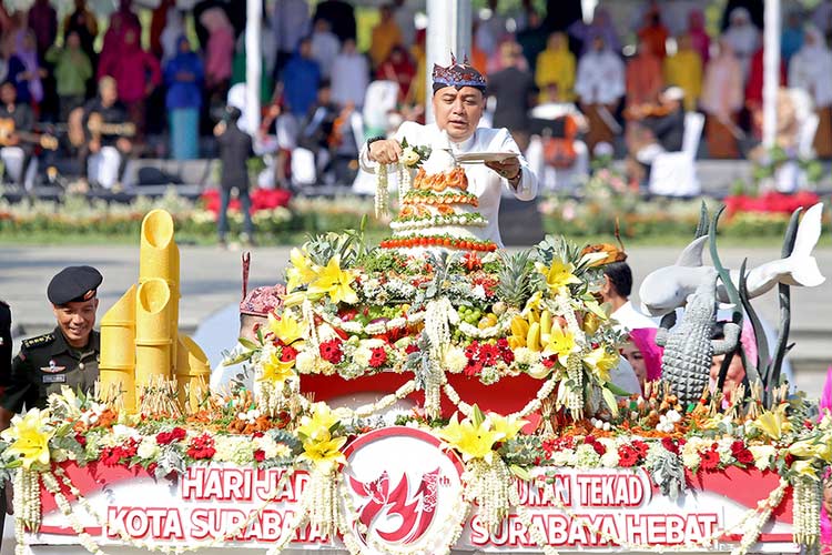 Pemotongan tumpeng untuk HJKS ke-731 oleh Wali Kota Surabaya, Eri Cahyadi. (Foto: Dok. Pemkot Surabaya)