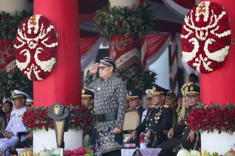 Pj Gubernur Adhy saat menjadi Inspektur Upacara Peringatan Hari Lahir Pancasila di Gedung Negara Grahadi, Sabtu (1/6/2024). (FOTO: Dok. Humas Pemprov Jatim)