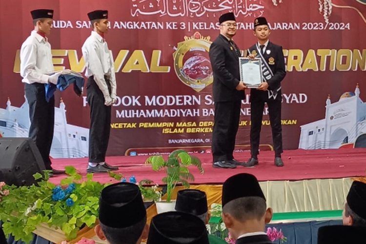 Simbolis penyerahan ijazah ke santri Pondok Modern Sabilurrosyad Muhammadiyah Banjarnegara. (Foto: Eko for TIMES Indonesia) )