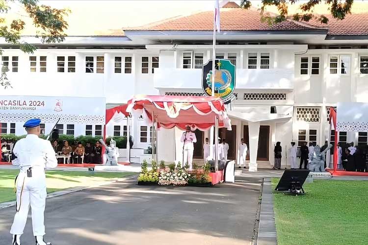 Upacara Hari Lahirnya Pancasila 1 Juni yang diselenggarakan di Halaman Kantor Pemkab Banyuwangi, Danlanal Banyuwangi, Letkol Laut (P) Hafidz ditunjuk sebagai inspektur upacara. (FOTO: Humas Pemkab BanyuwangI)