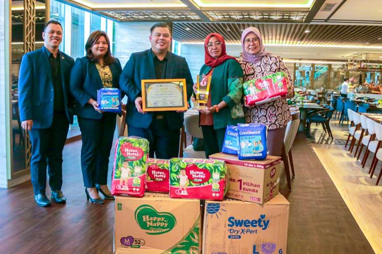 Manajemen Vasa Hotel Surabaya menyerahkan bantuan kepada pihak Dinsos Kota Surabaya dalam rangka merayakan tiga tahun program Vasa Touch, Sabtu (1/6/2024). (FOTO: Dok. Vasa)