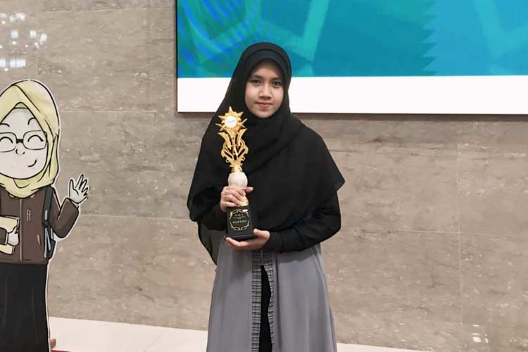 Wahyuni, mahasiswi Fakultas Humaniora UIN Malang yang berhasil meraih juara 1 dalam MTQ-IP II 2024 yang digelar oleh Universitas Negeri Malang. (Istimewa)