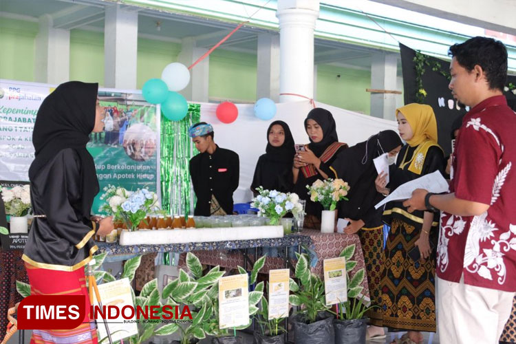 Suasana kegiatan pameran produk projek kepemimpinan mahasiswa pendidikan profesi guru Universitas Hamzanwadi. (Foto: Humas Universitas Hamzanwadi)