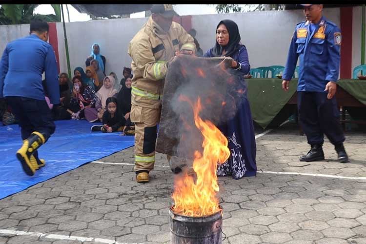 Emak-emak di Banyuwangi Siap Taklukkan Si Jago Merah