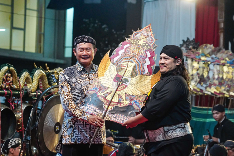Bupati Lamongan Yuhronur Efendi saat menerima wayang kulit berupa gunungan dari dalang Ki Ardi Purbo Antono di halaman Gedung Pemkab Lamongan, Sabtu (1/6/2024) (Foto: Prokopim Lamongan for TIMES Indonesia)