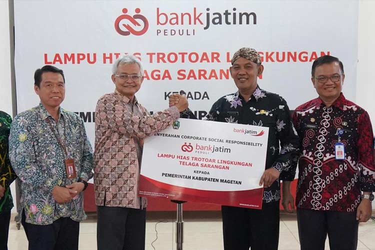 Foto : Direktur IT & Digital Bank Jatim Zulhelfi Abidin saat penyerahan secara simbolis bantuan CSR kepada Pj. Bupati Magetan Hergunadi di Pendopo Suryagraha Kabupaten Magetan, Jumat (31/5/2024) kemarin. (Foto: Dok. Humas Bank Jatim)