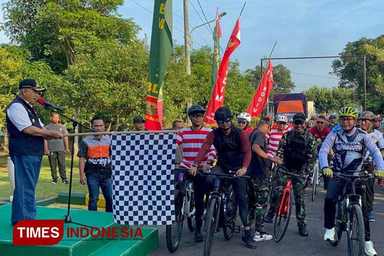 Bupati Malang, HM Sanusi, saat memberangkatkan peserta fun bike TNI-Polri bersama Forkopimda Malang, yang digelar Kodim 0818/Malang-Batu, Minggu (2/6/2024). (Foto Amin/TIMES Indonesia) 
