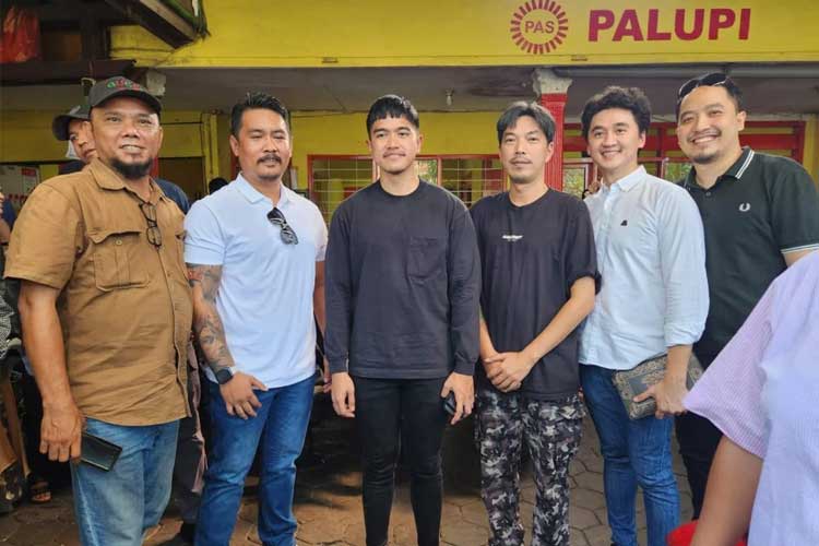 Richard Handiwiyanto dan Kader PSI Surabaya saat menemui Ketum PSI Kaesang Pangarep di Surabaya baru-baru ini. (Foto: Dok.Pribadi)