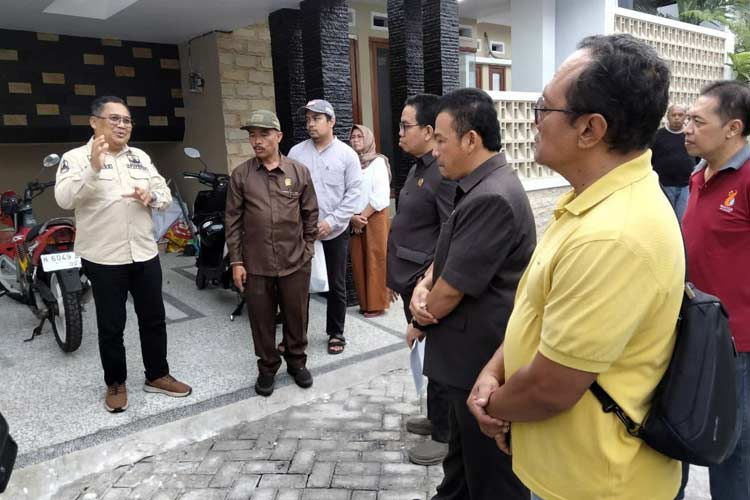 Komisi C DPRD Kota Malang bersama Kepala DPUPRPKP Kota Malang saat mengecek lokasi banjir di Perumahan Sigura-gura Residence. (Foto: Dok. DPRD Kota Malang/TIMES Indonesia)