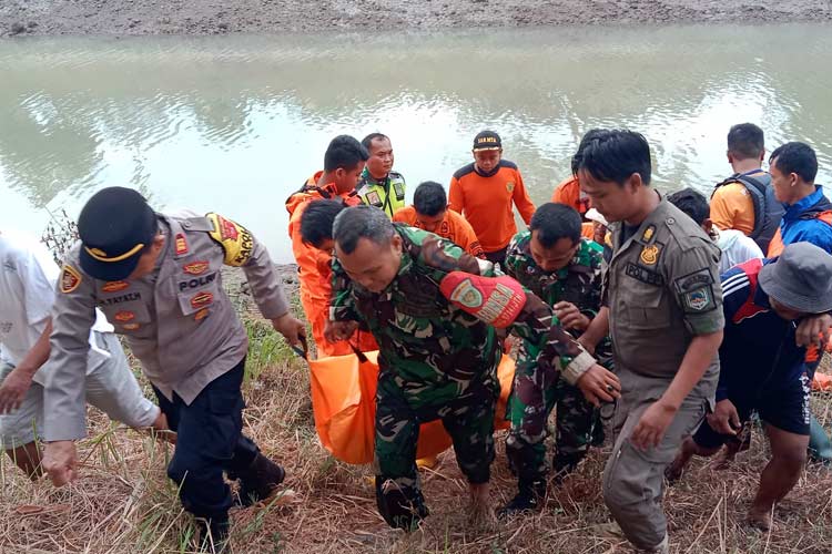 Tim SAR gabungan evakuasi pengendara motor tercebur di sungai sindupraja Majalengka. (FOTO: Kodim 0617/Majalengka for TIMES Indonesia)