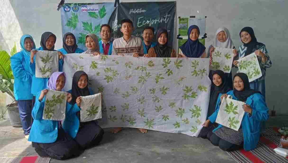 Batik ecoprint dari daun kulupan karya proyek kepemimpinan Universitas PGRI Madiun. (Foto: TI Photo Network)