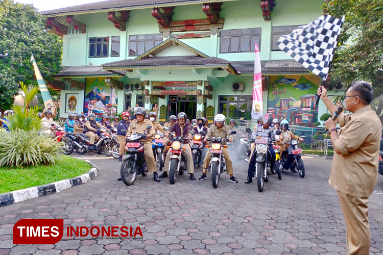 Sekretaris Daerah Pemkot Yogyakarta, Aman Yuriadijaya saat melepas rombongan pegawai Pemkot Yogyakarta yang akan melakukan ziarah, Senin (3/6/2024). (Dok.Times/Rahadian)