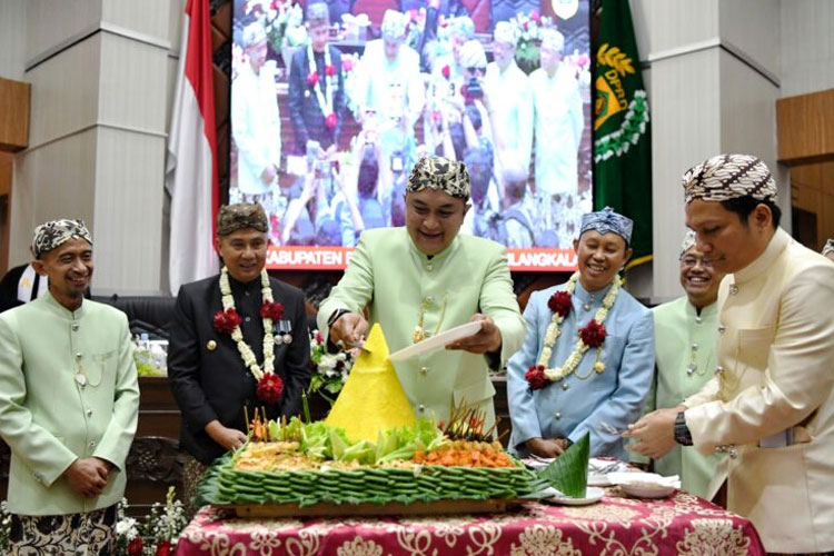 Penjabat Gubernur Jawa Barat Bey Machmudin menghadiri Rapat Paripurna DPRD Kabupaten Bogor Dalam Rangka Hari Jadi Ke-542 Kabupaten Bogor.di Ruang Rapat Paripurna DPRD Kabupaten Bogor, Senin (3/6/2024). (FOTO: Biro Adpim Jabar)
