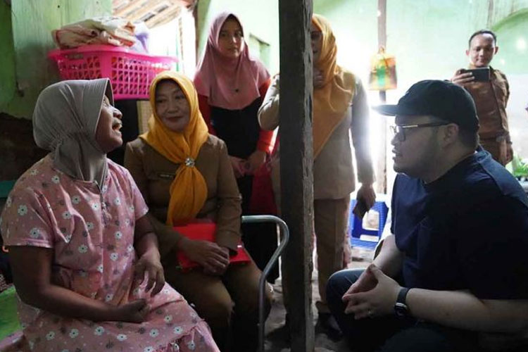 Bupati Kediri saat berbincang dengan janda sebatang kara di rumahnya. (Foto; Diskominfo Kabupaten Kediri for TIMES Indonesia)