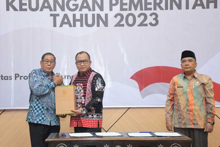 Bupati Lombok Utara, H. Djohan Sjamsu, SH menerima LHP dengan predikat Opini WTP dari Kepala Perwakilan BPK Provinsi NTB, Ade Iwan Ruswana, disaksikan Inspektur Inspektorat Lombok Utara, H. Zulfadli di Kantor BPK Mataram. (FOTO: Pemkab Lombok Utara)
