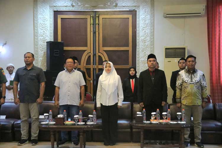 Bupati Mojokerto, Ikfina Fahmawati bersama jajaran Bawaslu Kabupaten Mojokerto dalam pelantikan PKD di Trawas. (FOTO: Dok. TIMES Indonesia)