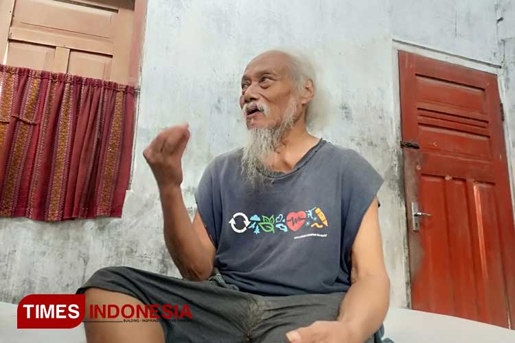 Choirul Abidin, kakek berusia 71 tahun yang hidup susah bersama cucunya di rumah yang hampir roboh. (Foto: Rohmadi/TIMES Indonesia)