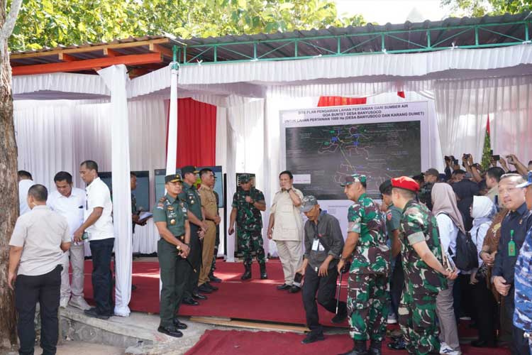 Danrem 072/Pamungkas Brigjen TNI Zainul Bahar, S.H., M.Si. saat mendampingi Menteri Pertahanan RI Jenderal TNI (Hor) (Purn) H. Prabowo Subianto yang melakukan kunjungan kerja di Gunungkidul. (Foto: dok Penrem072PMK)