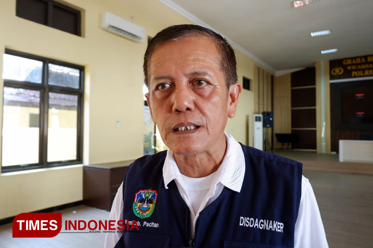 Kabid Pengelolaan Pasar Daerah Disdagnaker Pacitan, Edi Susilo, saat berbicara rencana renovasi pasar Minulyo. (FOTO: Yusuf Arifai/TIMES Indonesia)