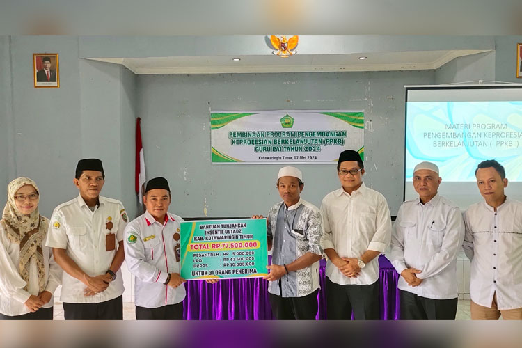 Kepala Bidang Pendidikan Agama dan Pendidikan Keagamaan Islam H. Elly Saputra (kiri) menyerahkan secara simbolis bantuan tunjangan insentif guru pendidikan pesantren dan pendidikan keagamaan Islam, beberapa waktu lalu. (FOTO: Kemenag Kalteng)