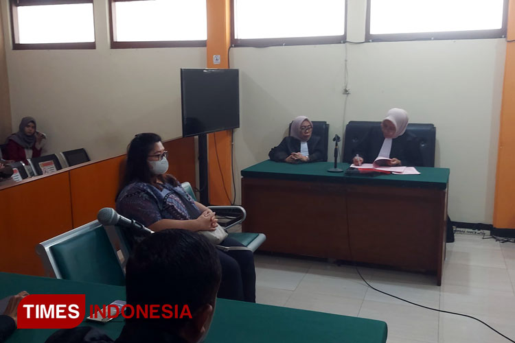 Gina Gratiana saat hadir di sidang dengan agenda tuntutan di PN Malang. (Foto: Rizky Kurniawan Pratama/TIMES Indonesia)