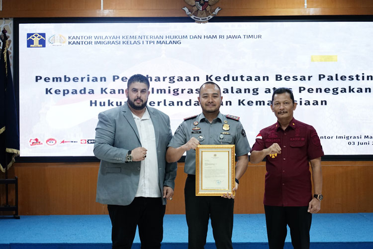 Kedutaan Besar Palestina memberikan penghargaan kepada Kantor Imigrasi Kelas I TPI Malang pada hari Senin, 3 Juni 2024 (Foto: Imigrasi malang)