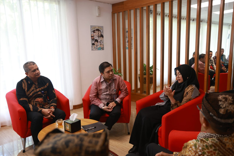 M. Ishaq Ismail ketua tim Analis Keimigrasian Pertama Direktorat Jenderal Imigrasi Kemenkumham RI bersama Bupati Banyuwangi Ipuk Fiestiandani di Pemkab Banyuwangi, saat membahas pendirian kantor imigrasi di Banyuwangi, Jumat (30/05/2024) (Humas)