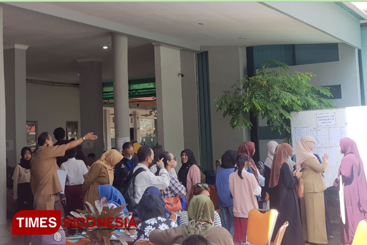 Para orangtua siswa saat mendaftarkan anaknya melalui jalur Prestasi Lomba di Disdikbud Kota Malang, Senin (3/6/2024). (Foto: Achmad Fikyansyah/TIMES Indonesia) 
