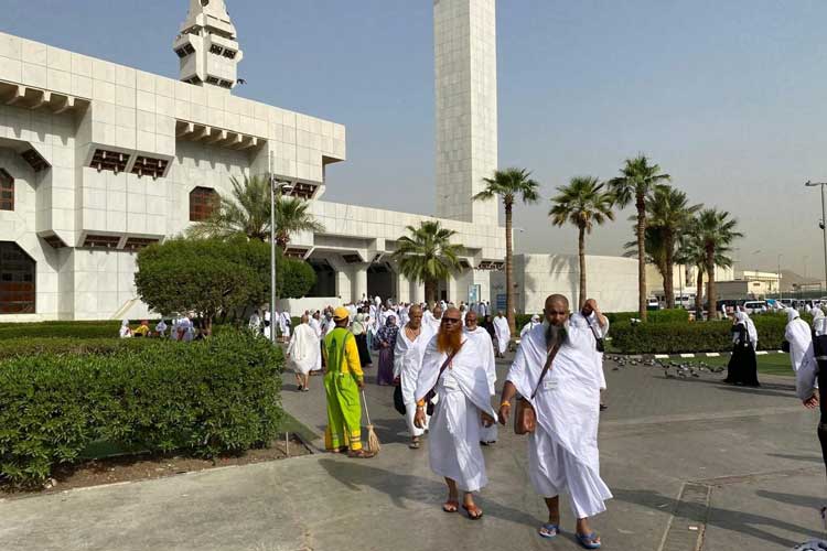 Jemaah haji Indonesia mengambil miqat di Masjid Tanim sebelum umrah Sunnah. (Foto: MCH 2024 Kemenag RI)