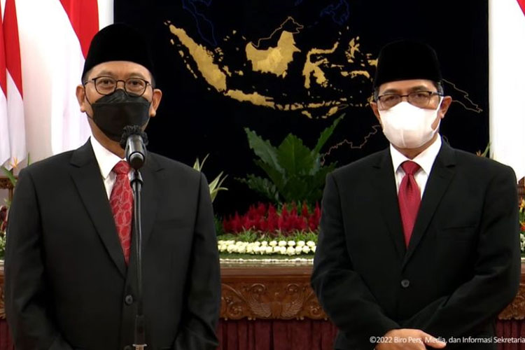 Kepala Otorita IKN Bambang Susantono dan Wakil Kepala Otorita IKN Dhony Rahajoe usai dilantik Presiden Joko Widodo. (FOTO: YouTube Sekretariat Presiden) 