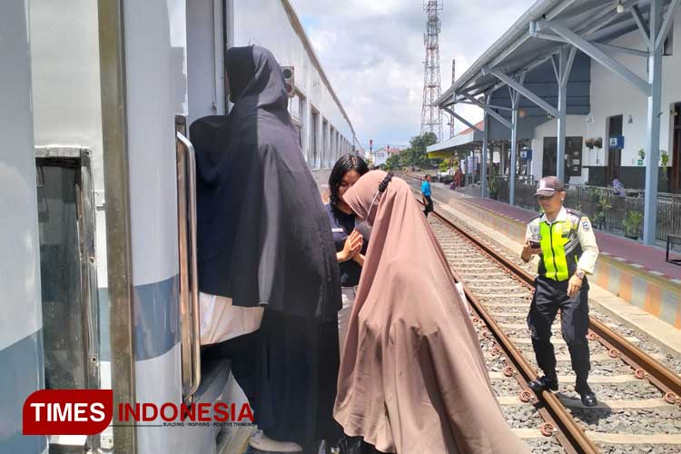 Sejumlah penumpang saat naik salah satu KA di Stasiun KA beberapa waktu yang lalu. (FOTO: Harniwan Obech/TIMES Indonesia)